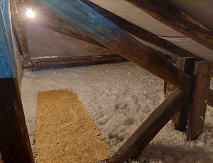 Zateplení stropu rodinného domu pomocí foukané izolace